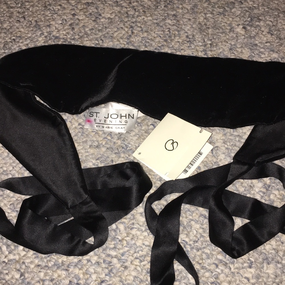 ST JOHN Velvet Belt